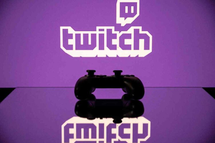 یک کنترلر بازی مشکی که در مقابل لوگوی بنفش Twitch قرار دارد و روی یک سطح براق منعکس شده است.