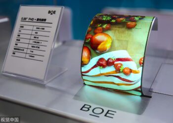 نمایی از پنل نمایش صفحه BOE ساخت چین با ظاهری خمیده