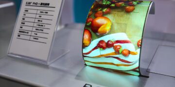 نمایی از پنل نمایش صفحه BOE ساخت چین با ظاهری خمیده