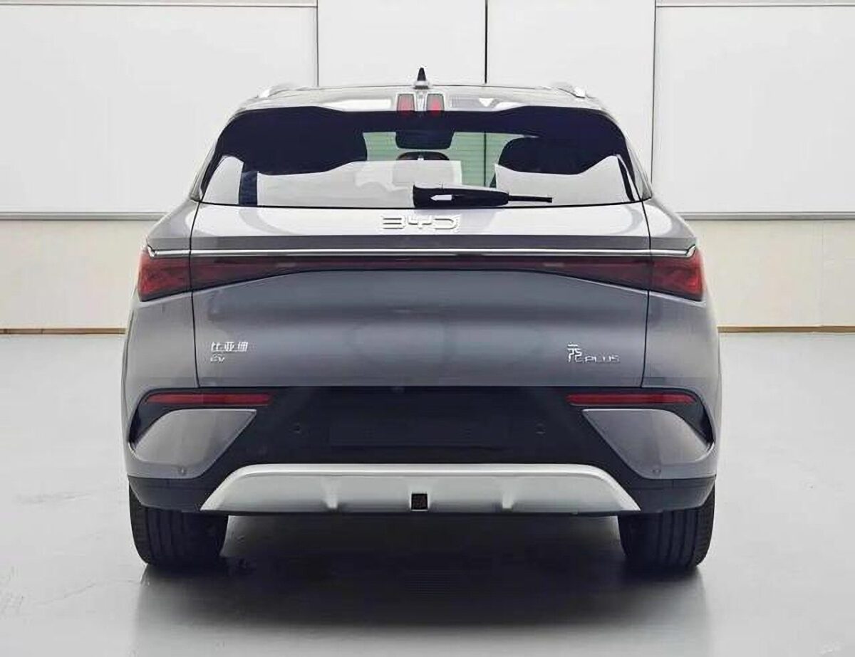 نمای عقب BYD Atto 3 با چراغهای LED پیوسته و لوگوی مرکزی