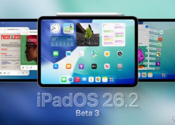 سه آیپد در کنار هم که نسخه‌ی iPadOS 26.2 Beta 3 را اجرا می‌کنند؛ پنل مرکزی صفحه اصلی را با ویجت‌ها و دو پنل دیگر برنامه‌هایی مانند Pages یا Freeform را نشان می‌دهند.