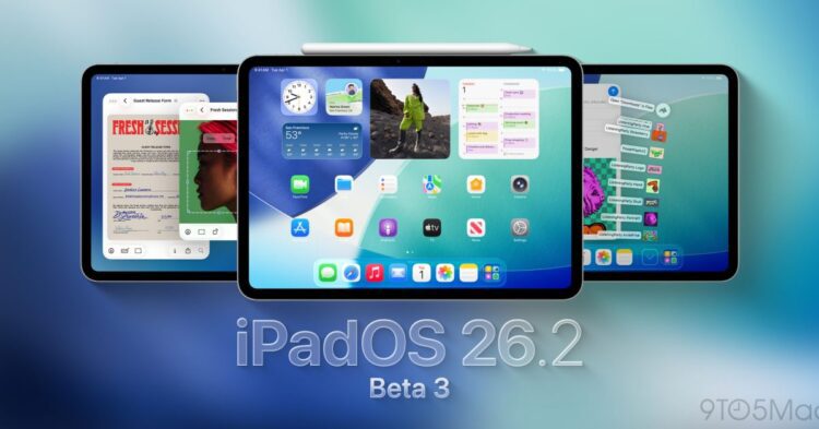 سه آیپد در کنار هم که نسخه‌ی iPadOS 26.2 Beta 3 را اجرا می‌کنند؛ پنل مرکزی صفحه اصلی را با ویجت‌ها و دو پنل دیگر برنامه‌هایی مانند Pages یا Freeform را نشان می‌دهند.