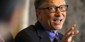 بیل گیتس: ربات‌هایی که جای انسان را می‌گیرند باید مالیات بدهند