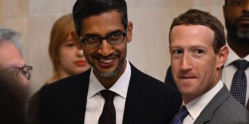 ساندار پیچای (مدیرعامل گوگل) با عینک و کت و شلوار در کنار مارک زاکربرگ (مدیرعامل متا) با کت و شلوار خاکستری و کراوات آبی، در حال لبخند زدن.