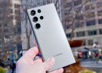 تصویری از گوشی گلکسی S23 سامسونگ در رنگ طوسی