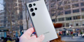 تصویری از گوشی گلکسی S23 سامسونگ در رنگ طوسی