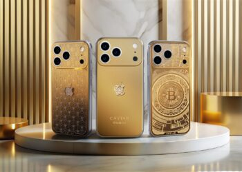 سه گوشی آیفون Caviar با کاور طلایی: یک مدل ساده، یک مدل با طرح "Palmette" و یک مدل با طرح دایره‌ای Bitcoin، که روی یک سکوی مرمری در محیطی با دکوراسیون طلایی قرار گرفته‌اند.