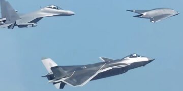 پرواز پهپاد پنهان‌کار GJ-11 در کنار جنگنده‌های J-20 و J-16D چین