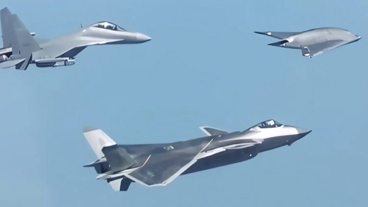 پرواز پهپاد پنهانکار GJ-11 در کنار جنگندههای J-20 و J-16D چین