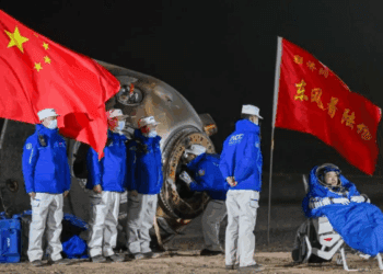 فضانوردان ماموریت شنژو-۲۱ چین در کنار موشها وارد ایستگاه فضایی تیانگونگ شدند