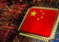یک چیپست کامپیوتری که پرچم چین (قرمز با ستاره‌های زرد) روی آن حک شده و روی یک برد مدار چاپی (PCB) با نورپردازی نئونی قرار دارد.