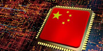 یک چیپست کامپیوتری که پرچم چین (قرمز با ستاره‌های زرد) روی آن حک شده و روی یک برد مدار چاپی (PCB) با نورپردازی نئونی قرار دارد.