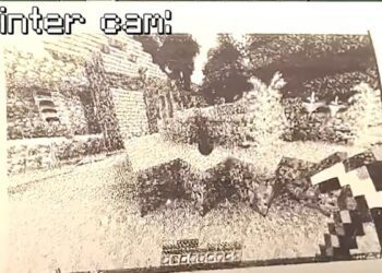 نمای پرینت شده از یک محیط بازی Minecraft بر روی کاغذ رسید، که نمایی از یک محیط سنگی با نور کم را با جزئیات پیکسلی و تار نشان می‌دهد.