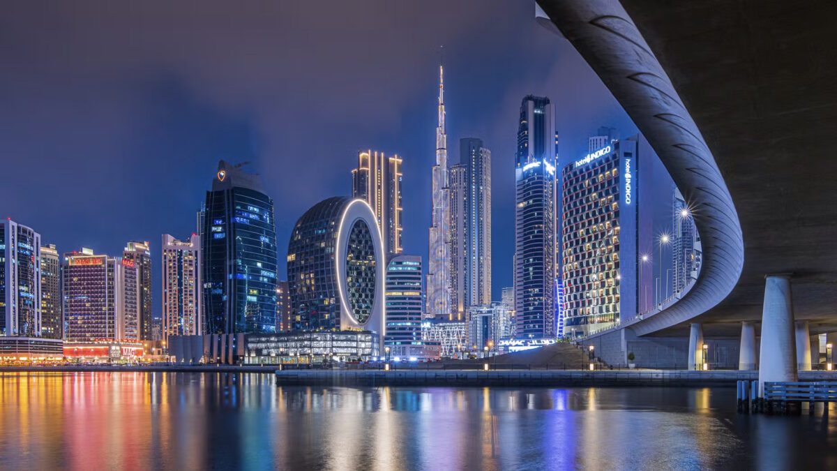 منظره‌ی هوایی مرکز شهر دبی با برج خلیفه و آسمان‌خراش‌های مدرن در غروب