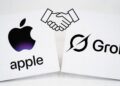 لوگوی Apple در سمت چپ و لوگوی Grok (هوش مصنوعی ایلان ماسک) در سمت راست، با یک دست دادن کارتونی در بالای هر دو، که نمادی از همکاری یا تسخیر است.