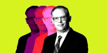 تیم سوینی، مدیرعامل Epic Games، در یک تصویر پاپ آرت با تکرار سایه‌ها به رنگ‌های مختلف، در مقابل پس‌زمینه زرد نئونی.