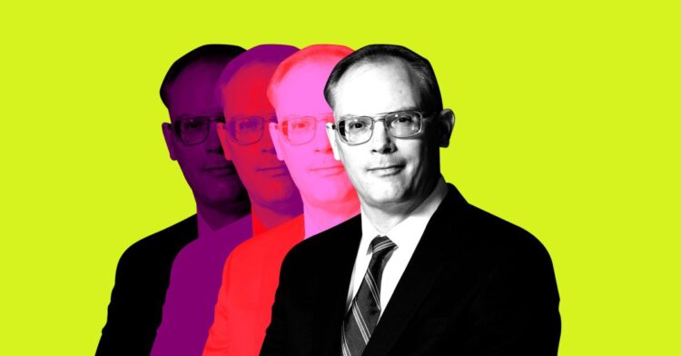 تیم سوینی، مدیرعامل Epic Games، در یک تصویر پاپ آرت با تکرار سایهها به رنگهای مختلف، در مقابل پسزمینه زرد نئونی.