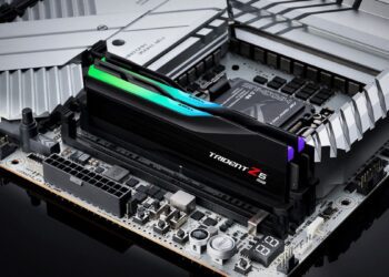 یک ماژول حافظه RAM G.Skill Trident Z5 RGB که در اسلات مادربرد نصب شده و نورپردازی LED سبز و بنفش آن روشن است.
