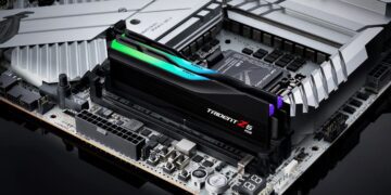 یک ماژول حافظه RAM G.Skill Trident Z5 RGB که در اسلات مادربرد نصب شده و نورپردازی LED سبز و بنفش آن روشن است.