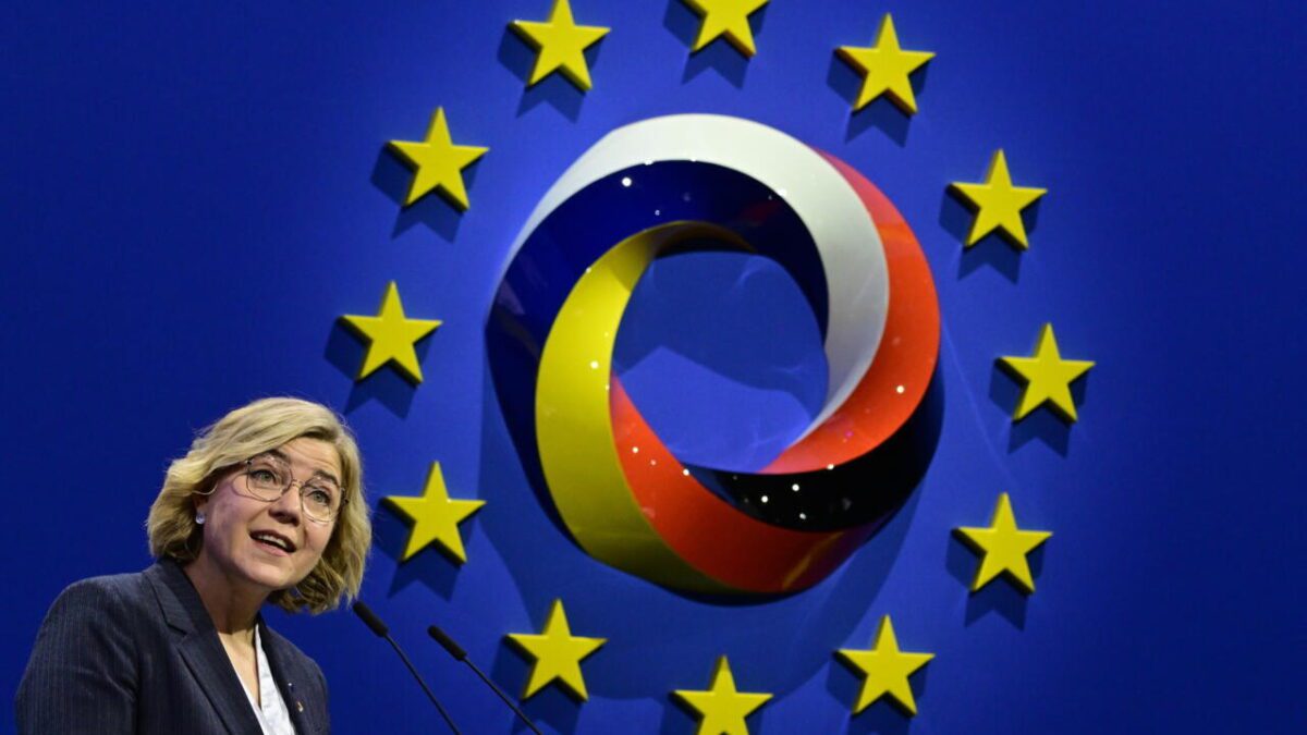 پرچم اتحادیه اروپا با طراحی انتزاعی از نوارهای رنگی تیره و روشن.