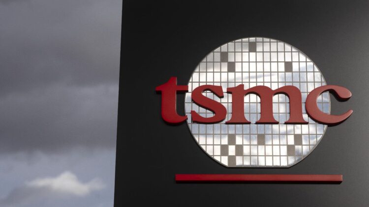 لوگوی TSMC به رنگ قرمز و سفید روی نمای سیاه یک ساختمان.