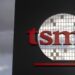 لوگوی TSMC به رنگ قرمز و سفید روی نمای سیاه یک ساختمان.