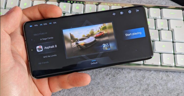 تصویری از اجرای یک بازی ماشینی روی یک گوشی