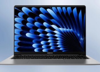 نمای جلو لپ‌تاپ Geekbook X14 Pro با صفحه نمایش روشن که والپیپری با الگوهای آبی پر مانند را نشان می‌دهد.