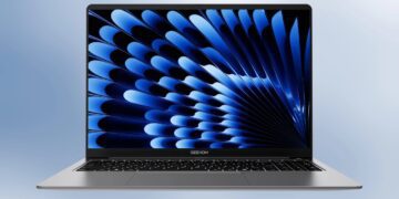 نمای جلو لپ‌تاپ Geekbook X14 Pro با صفحه نمایش روشن که والپیپری با الگوهای آبی پر مانند را نشان می‌دهد.