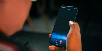 تا سال ۲۰۲۸ نسل آلفا با صدا بهجای کیبورد کار خواهد کرد