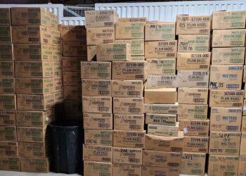 انباشته بزرگی از جعبه‌های مقوایی که عمدتاً با برچسب‌هایی مانند "HASH BROWNS" و "PLAIN BAGEL" و تاریخ‌های بین سال‌های ۲۰۰۴ تا ۲۰۰۹ پوشانده شده‌اند.