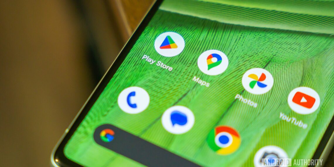 نمای نزدیک از آیکون‌های برنامه‌های گوگل (Play Store، Maps، Photos، YouTube و غیره) بر روی صفحه اصلی یک گوشی با پس‌زمینه سبز بافت‌دار.