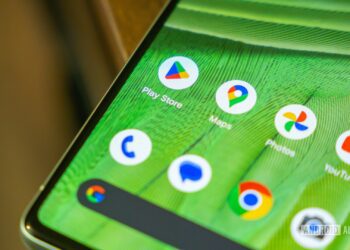 نمای نزدیک از آیکون‌های برنامه‌های گوگل (Play Store، Maps، Photos، YouTube و غیره) بر روی صفحه اصلی یک گوشی با پس‌زمینه سبز بافت‌دار.