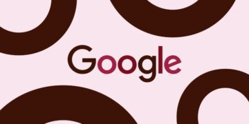 لوگوی Google به رنگهای قرمز و خرمایی بر روی پسزمینهای صورتی کمرنگ، که توسط چهار شکل نیمدایرهای به رنگ قهوهای تیره قاب شده است.