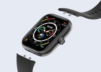 ساعت هوشمند Honor Watch X5 مشکی رنگ با بند جدا شده که صفحه نمایش AMOLED روشن و سنسورهای پشتی آن نمایان است.
