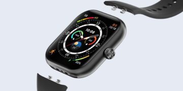 ساعت هوشمند Honor Watch X5 مشکی رنگ با بند جدا شده که صفحه نمایش AMOLED روشن و سنسورهای پشتی آن نمایان است.