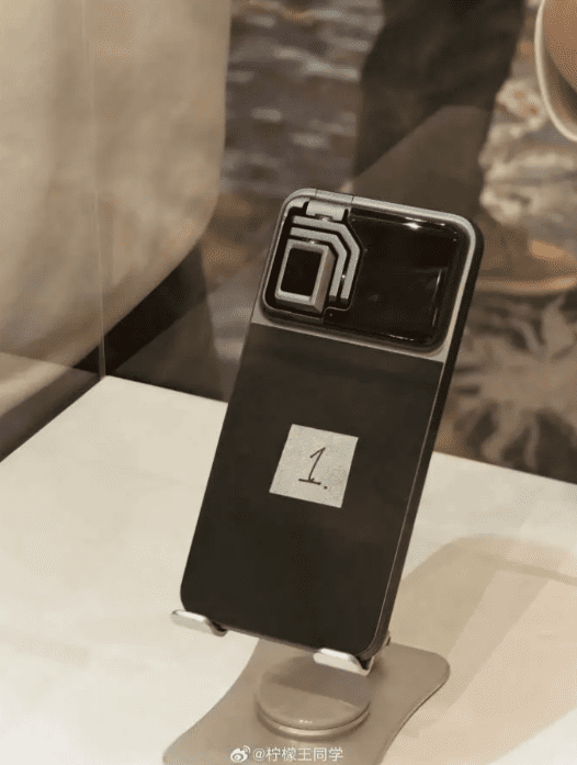 گوشی هوشمند Honor با یک ماژول دوربین بزرگ و پیچیده در پشت که یک ساختار لایه‌لایه را نشان می‌دهد و عدد "1" روی برچسبی چسبانده شده است.