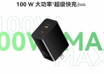 شارژر ۱۰۰ واتی GaN هواوی به رنگ مشکی که دارای یک پورت ترکیبی Type-A/Type-C است و متن "100W MAX" در پسزمینه دیده میشود.