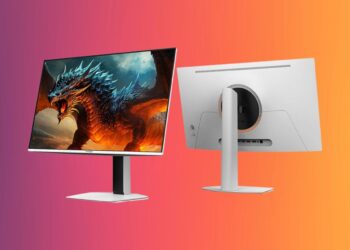 دو مانیتور Innocn GA27M1Q به رنگ سفید، یکی از نمای جلو با تصویر یک اژدهای آتشین و دیگری از نمای پشت که طراحی پایه و پنل را نشان می‌دهد.