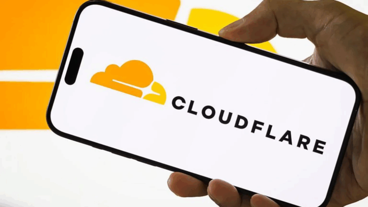 یک گوشی هوشمند که لوگو و نام "CLOUDFLARE" بر روی صفحه آن نمایش داده شده است.