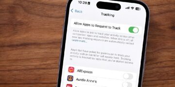 اسکرین‌شات از صفحه تنظیمات ردیابی (Tracking) در آیفون که گزینه "Allow Apps to Request to Track" فعال است و لیستی از برنامه‌هایی که اجازه ردیابی درخواست کرده‌اند، در زیر دیده می‌شود.