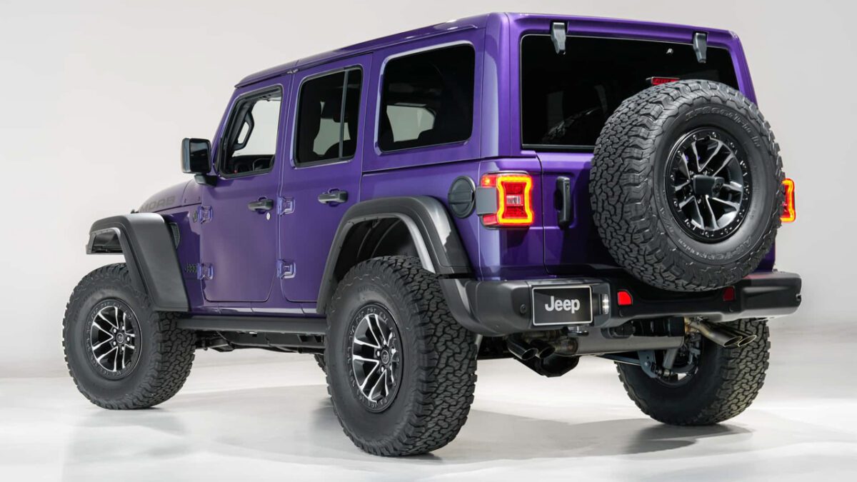 نمای عقب جیپ Wrangler Moab 392 در رنگ بنفش Reign با تایر یدک بزرگ