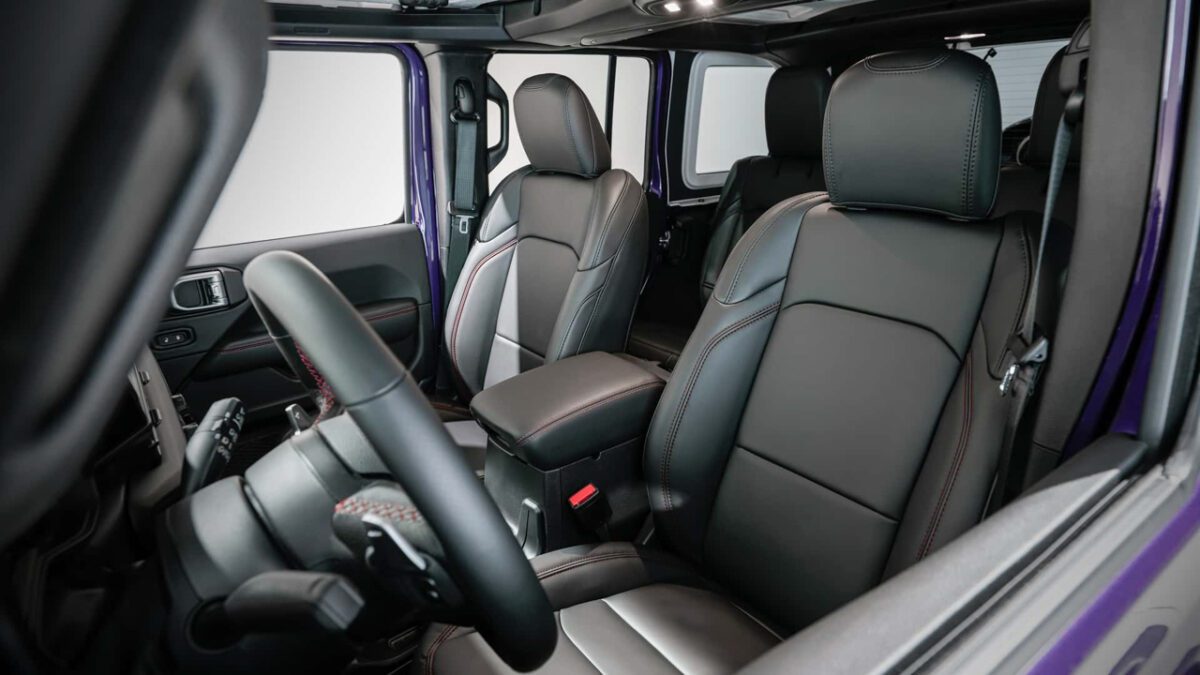 کابین جیپ Wrangler Moab 392 با صندلیهای چرمی Nappa و دوخت قرمز