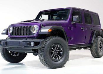 نمای روبهرو جیپ Wrangler Moab 392 با جلوپنجره هفتشاخه و سپر تقویتشده