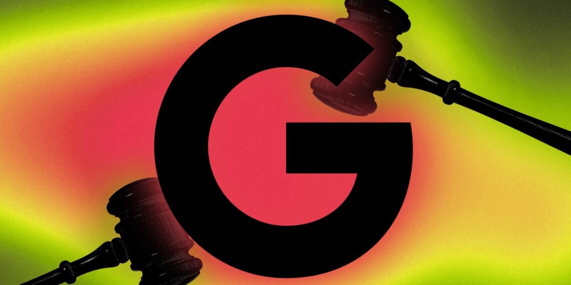 لوگوی بزرگ Google (حرف G مشکی) که دو چکش قضاوت (Gavel) از دو طرف در حال ضربه زدن به آن هستند، در یک پسزمینه با گرادیانت قرمز و زرد.