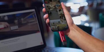 تصویری از نسخه ۵۱۲ گیگابایتی SSD جدید کینگستون Dual Portable SSD Storage Solution در رنگ قرمز متصل به یک گوشی موبایل