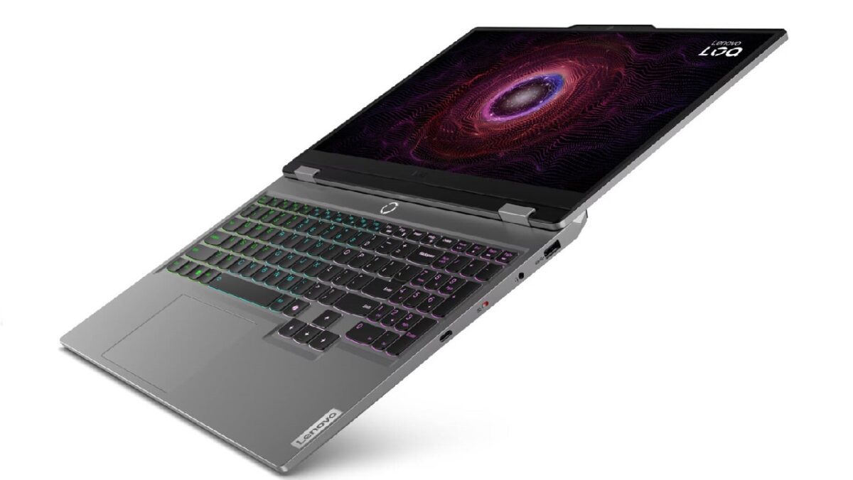 لنوو در بخش پورت‌ها عملکرد بسیار خوبی داشته و برخلاف برخی رقبا، اکثر پورت‌ها را در پشت دستگاه قرار داده که مدیریت کابل‌ها را بسیار راحت‌تر می‌کند.