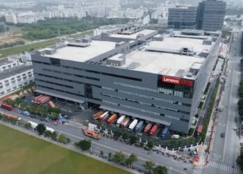 نمای هوایی از یک ساختمان بزرگ لجستیک یا تولیدی لنوو (Lenovo) در یک منطقه صنعتی شلوغ.