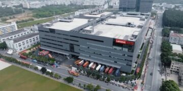 نمای هوایی از یک ساختمان بزرگ لجستیک یا تولیدی لنوو (Lenovo) در یک منطقه صنعتی شلوغ.