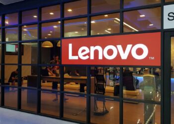 ساختمان یک فروشگاه یا مرکز خدمات لنوو با تابلوی بزرگ و قرمز "Lenovo" در بالای ورودی.